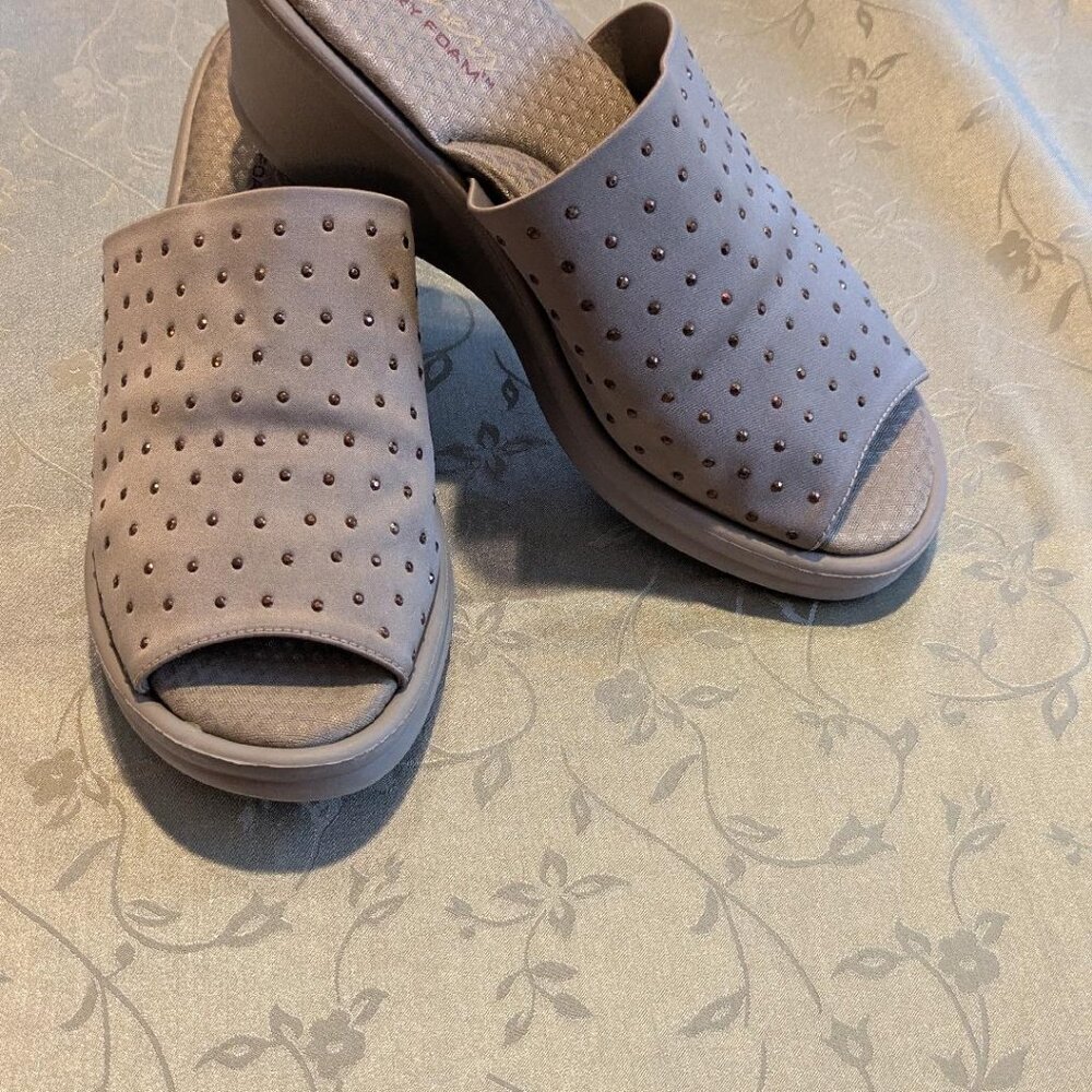 Skechers women's tan studded memory foam wedge sandals/slides, sz8